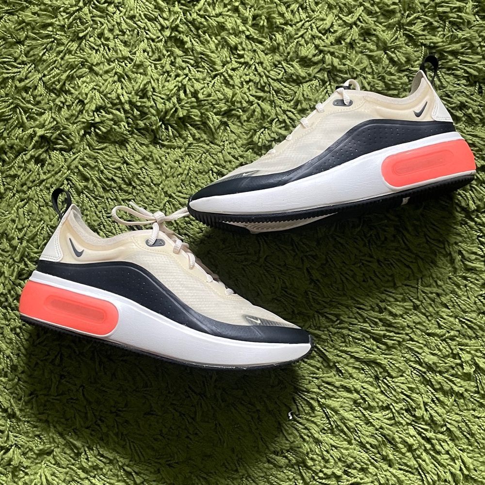 Women’s Nike Air Max Dia SE Sneakers - Barely Worn